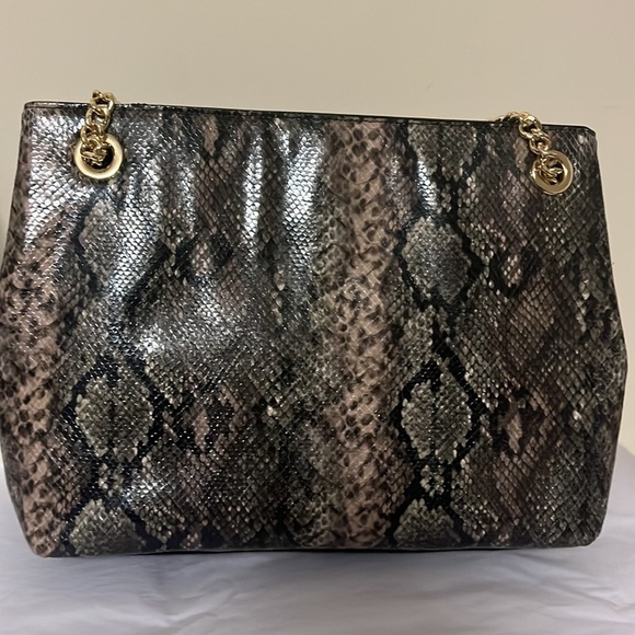 Victoria’s Secret snakeskin print tote style purse, multiple pockets, mirror - Picture 5 of 12